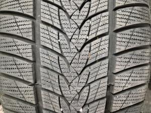 MINERVA Frostrack UHP 245/40 R18