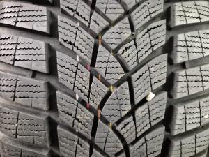 GOODYEAR UltraGrip Performance 225/45 R17